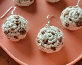 Chocolate chip cookie crochet earrings