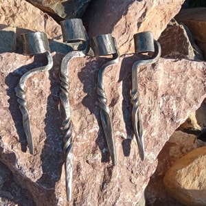 Handgeschmiedeter Kerzenhalter aus Schmiedeeisen, im mittelalterlichen Stil