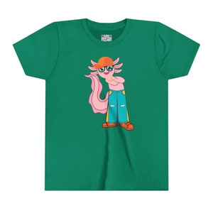 Puede incluir: Una camiseta verde con un ajolote rosa que lleva gafas de sol, un sombrero y pantalones vaqueros azules. El ajolote está levantando las manos en una pose cool.