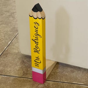 Türstopper | Türstopper aus Holz | Benutzerdefinierte Name Holz Türstopper - entzückende Bleistift Design - perfekte Geschenk für Lehrer