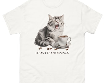 No hago mañanas, gato bostezando con café, camiseta clásica unisex
