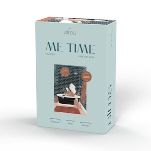 Può includere: Una scatola di puzzle da 1000 pezzi di colore blu e verde con il titolo "Me Time Puzzles for the Soul" e un'immagine di una donna che si rilassa in una vasca da bagno con un libro. La scatola è realizzata in Europa.