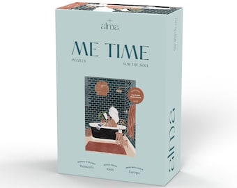 Puede incluir: Una caja de rompecabezas de 1000 piezas de color azul y verde con el título "Me Time Puzzles for the Soul" y una imagen de una mujer relajándose en una bañera con un libro. La caja está hecha en Europa.