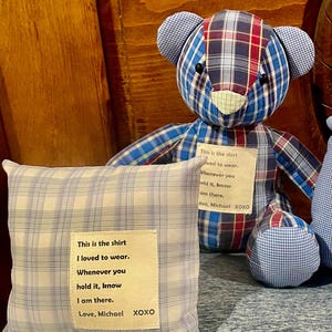 Könnte beinhalten: Ein blauer und weißer karierter Teddybär mit einer Botschaft, die auf seine Brust genäht ist und lautet: "This is the shirt I loved to wear. Whenever you hold it, know I am there. Love, Michael XOXO".