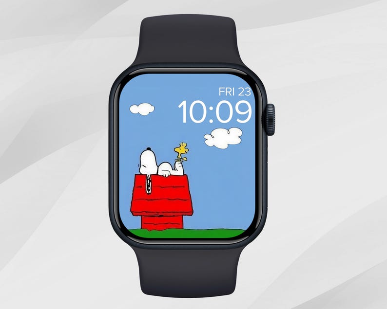 Puede incluir: Un reloj inteligente negro con un dise&ntilde;o de dibujos animados de Snoopy y Woodstock en la pantalla. La esfera del reloj muestra la hora 10:09 y la fecha viernes 23. El fondo es un cielo azul con nubes blancas.