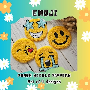Op de afbeelding: Vier prikpatroonontwerpen van verschillende emoji's: een smiley met sterren voor ogen, een gewone smiley, een smiley die een kusje geeft en een huilende smiley. De patronen zijn op een lichte houten achtergrond. De tekst "EMOJI" staat bovenaan de afbeelding en de tekst "PUNCH NEEDLE PATTERN Set of 4 designs" staat onderaan de afbeelding.