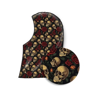 Puede incluir: Balaclava negra y roja con estampado de calaveras y rosas. El patrón se repite en un círculo más pequeño.