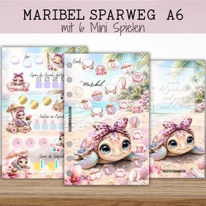 Könnte beinhalten: Drei illustrierte Karten mit Strandmotiv. Die Karten zeigen eine Zeichentrickschildkröte mit Schleife, Muscheln und dem Text "MARIBEL SPARWEG A6 mit 6 Mini Spielen". Die Karten liegen auf einer Holzoberfläche.