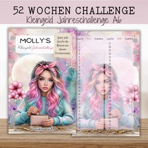 Könnte beinhalten: Ein 52-Wochen-Spar-Challenge-Tracker im A6-Format mit einer farbenfrohen Illustration einer Person mit rosa-blauem Haar und Stirnband. Das Design enthält den Text MOLLY'S Kleingeld Jahreschallenge und eine Tabelle zur Erfassung der wöchentlichen Ersparnisse.