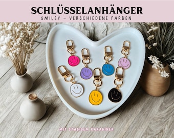 Smiley Schlüsselanhänger mit Karabiner | Bunte Emaille Anhänger in 7 Farben | Emoji Taschenanhänger | Glücksbringer | Budget Binder Zubehör