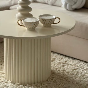 Table ronde cannelée, table cannelée en bois, table basse blanc crème image 2