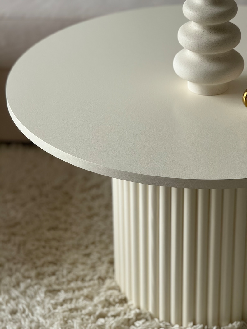 Table ronde cannelée, table cannelée en bois, table basse blanc crème image 4