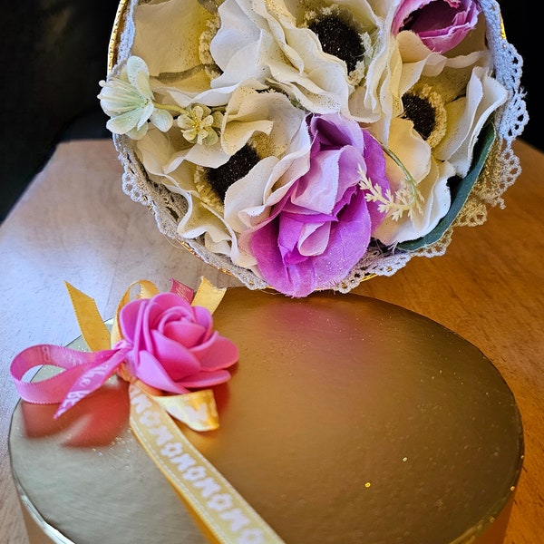 caja decorativa con flores