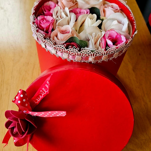 caja decorativa con flores