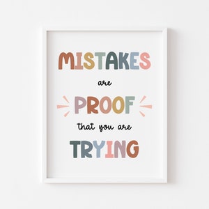 Puede incluir: Una impresión enmarcada en blanco con el texto "Mistakes are proof that you are trying" en letras de colores. Las letras están en diferentes tonos de rosa, azul, verde, naranja y marrón.