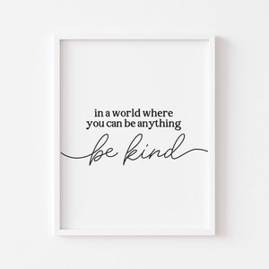 En un mundo donde puedes ser cualquier cosa, ser amable, cita positiva, arte de decoración de la pared del hogar, impresión tipográfica, arte de oficina inspirador, arte imprimible