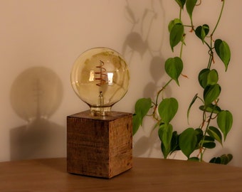 CUBE lamp with Edison bulb in raw oak wood, bedside lamp, desk, warm and environmentally friendly atmosphere.