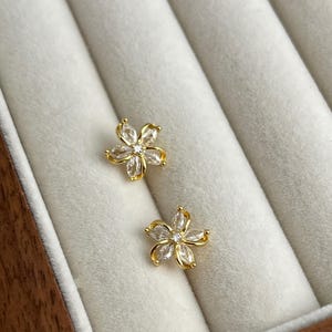 Dainty Crystal Flower Stud Earrings,Gold Sterling Silver Floral Earrings,Delicate Petal Earrings Women,Jewelry Gift for her,Birthday Gift
