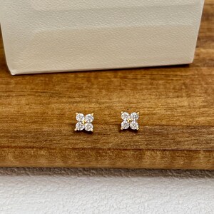 Orecchini a bottone in argento sterling con quadrifoglio • Orecchini con quadrifoglio portafortuna placcati in oro 18 carati • Gioielli minimalisti con quadrifoglio, regalo per le donne