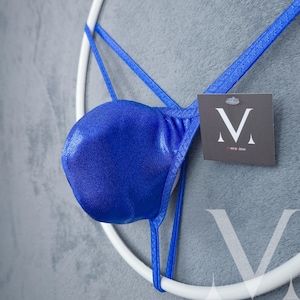 Könnte beinhalten: Ein blauer Satin-Tanga mit glänzender Oberfläche. Der Tanga hängt an einem weißen Ring und hat ein kleines Etikett mit dem Buchstaben "M" und dem Text "Mensview".
