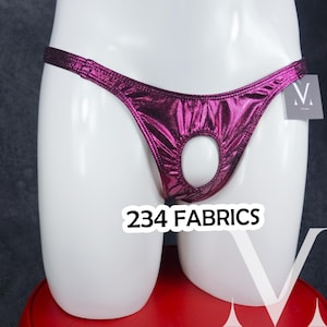 Peut inclure: String en magenta métallisé avec un design ajouré, présenté sur un mannequin blanc. Le texte "234 FABRICS" est visible à l'avant. Le tissu est brillant et réfléchissant.