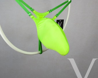 Op de afbeelding: Groene onderbroek met een zakontwerp en verstelbare banden. De onderbroek hangt aan een witte hoepel.