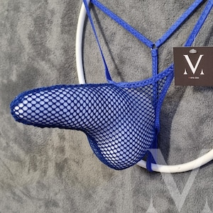Può includere: Intimo in rete blu con un design a bretelle. L'intimo è appeso a un anello bianco. Il nome del marchio "M" è visibile su un'etichetta.