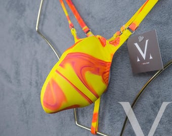 Op de afbeelding: Gele en oranje ondergoed met verstelbare bandjes. Het ondergoed heeft een klein label met de letter "M" erop.