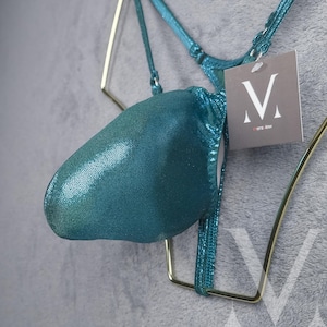 Tanga triangular con aro en la parte posterior para hombre, color azul océano, brillante, con bolsillo abultado, Keto Mystique MV-P5E7Z - Ropa interior para hombre hecha a mano