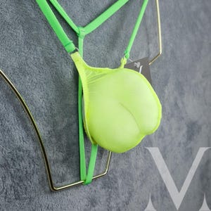Op de afbeelding: Limoengroen mesh ondergoed met verstelbare bandjes. Het ondergoed hangt aan een gouden metalen hanger.