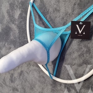 Può includere: Un jockstrap in rete blu chiaro con una tasca imbottita bianca e un cinturino regolabile bianco. Il jockstrap ha un'etichetta nera con la lettera "M" e il testo "erie boy" su di essa.