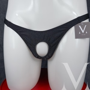 Op de afbeelding: Zwarte onderbroek met een uitsparing en een klein label met de letter "V" erop.