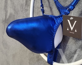 Op de afbeelding: Een metallic blauwe zwembroek met bijpassend bandjesontwerp. Het kledingstuk wordt gepresenteerd op een witte hanger tegen een grijze achtergrond. Een label met de merknaam "mensview" is bevestigd.