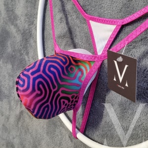 Könnte beinhalten: Rosa und schwarze gemusterte Unterwäsche mit rosa Besatz und einem weißen Etikett mit der Aufschrift "VIGETOW".