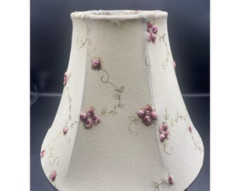 Dale Tiffany Blommig Broderad Lampskärm Rosa Band Rosor Sexkantig Klocketikett