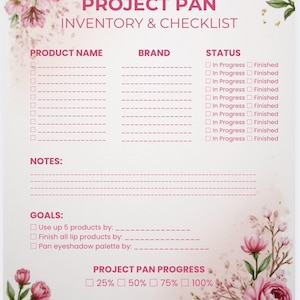 Puede incluir: Un imprimible de inventario y lista de verificación de Project Pan con detalles florales. La hoja incluye secciones para el nombre del producto, la marca y el estado, con casillas de verificación para el progreso. También se incluyen secciones de objetivos y notas.