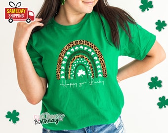 Happy go lucky T-shirt, chemise arc-en-ciel, chemise shamrock, t-shirt porte-bonheur, chemise femme Saint-Patrick, t-shirt Saint-Patrick, chemise femme St Pattys