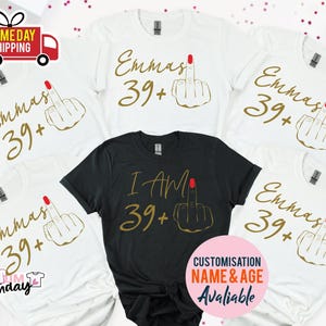Pode incluir: Cinco camisetas brancas com um design dourado e vermelho. O design apresenta um dedo do meio com esmalte de unha vermelho e o texto "Emmas 39+". Uma camiseta preta apresenta o texto "I AM 39+" com um design de dedo do meio. As camisetas são para uma comemoração de aniversário.