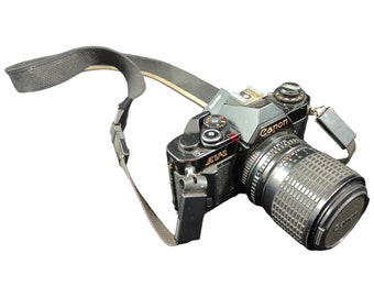 Codiciada cámara Canon AV-1 vintage con carácter y lente rayada: ¡una joya fotográfica para coleccionistas!