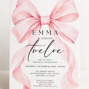 Op de afbeelding: Een witte verjaardagsuitnodigingskaart met een grote, roze strik in aquarel-stijl aan de bovenkant. De tekst luidt: EMMA IS TURNING twelve, JOIN US FOR A BIRTHDAY CELEBRATION, SATURDAY | OCTOBER 18, 2026 | 1:30 PM, THE RIBBON HOUSE, 482 ROSEWOOD LANE, SUITE 4, ASHFORD, CT 06278, RSVP BY OCTOBER 1 TO MELISSA CARTER (860) 555-2148 hello@blossomparties.com.