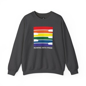 以下が含まれることがあります： 虹色のグラフィックと「ROWING WITH PRIDE」の文字が入った濃い灰色のスウェットシャツ。 グラフィックは、赤、オレンジ、黄色、緑、青、紫の水平ストライプが特徴です。 スウェットシャツはクルーネックと長袖です。
