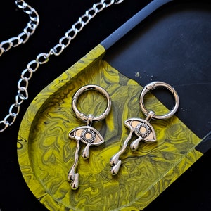 Amuletos de botas de ojos llorando / amuletos de botas alternativas / cadenas de botas / encanto de bota gótica / amuletos de ojos