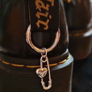 Boot Charms / Boot Charms / Sicherheitsnadel / Boot Anhänger / Gothic Boot Anhänger / Boot Charm / Alter Boot Anhänger