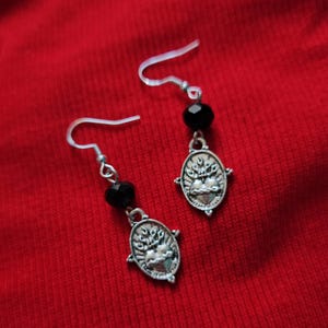 sacred heart earrings/ black bead earrings/ sacred heart drop earrings/ heart earrings/ gothic earrings/ tattoo earrings / tattoo flash