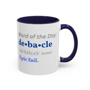 Könnte beinhalten: Weißer Keramikbecher mit marineblauem Innenraum und Griff. Der Becher zeigt den Text "Word of the Day: debacle" in Grau und Blau, mit der Definition "Epic fail."