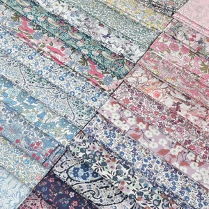 Liberty Fabric Pack ~ Wild Flowers / Tana Lawn™, set di ciondoli patchwork per trapuntatura in cotone, collezione floreale blu e rosa