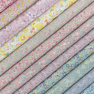 Liberty Fabric Pack ~ Strisce di cotone per trapuntatura Ditsy Floral / Tana Lawn™ con ciondolo - rosa pastello, blu, giallo, primavera, arcobaleno