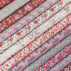 Liberty Fabric Pack ~ Cherry Pie / Tana Lawn™ quilting cotton charm fat quarter bundle - Stella di bacche natalizie floreale rosa ciliegia rossa