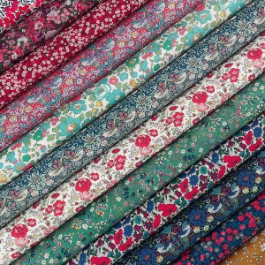 Liberty Fabric Pack ~ Jewel Thief / Tana Lawn™ strisce di cotone per trapuntatura con ciondolo a quarti di grasso - Strawberry Wiltshire Betsy Christmas rosso