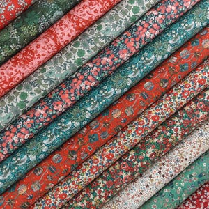 Confezione di tessuti Liberty ~ Holly Berry - Strisce di cotone per trapuntatura Tana Lawn™ con ciondolo a forma di quarto di grasso - Albero di Natale Betsy, rosso, verde, rosa